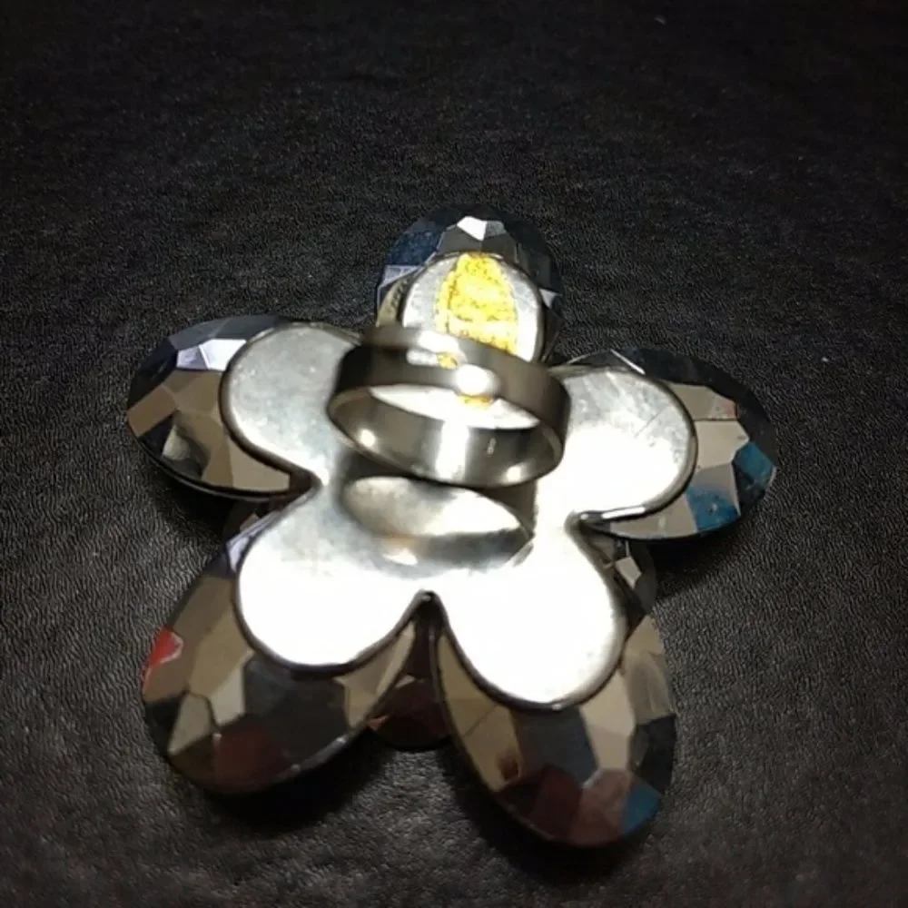 Silver tone sparkly flower bling ring